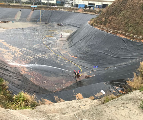 齐干却勒街道废水池清理