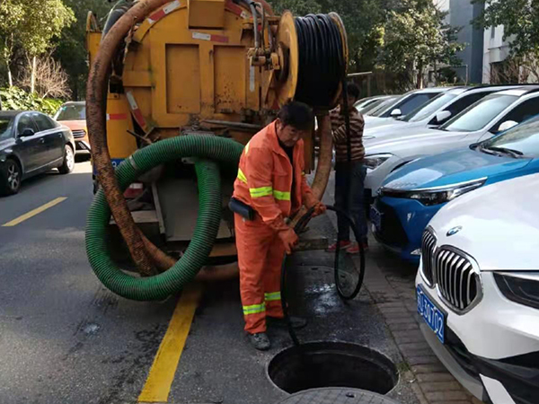齐干却勒街道排污管道清淤