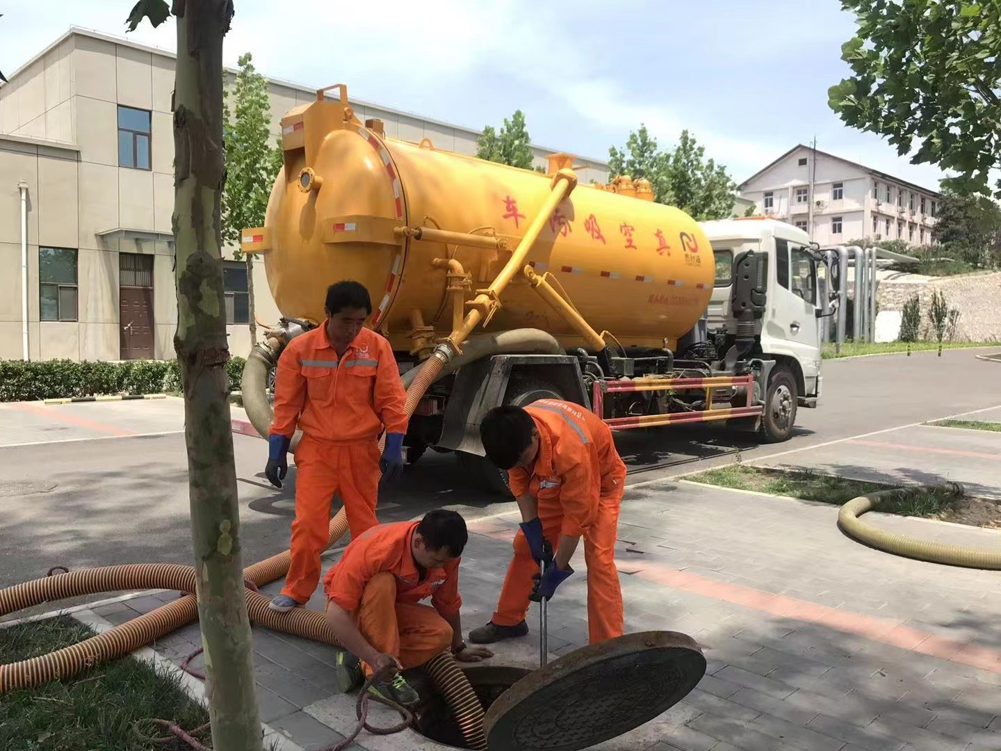 齐干却勒街道管道疏通车停在窨井附近