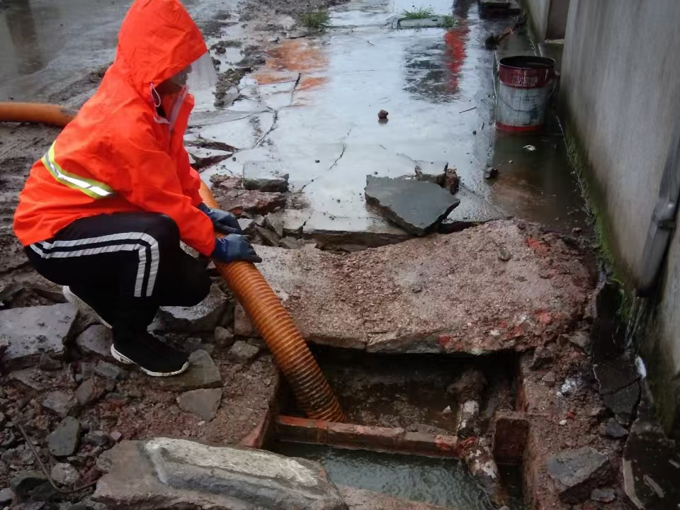 齐干却勒街道专业清理污水池 炜誉市政以规范流程守护城市 “肠道”