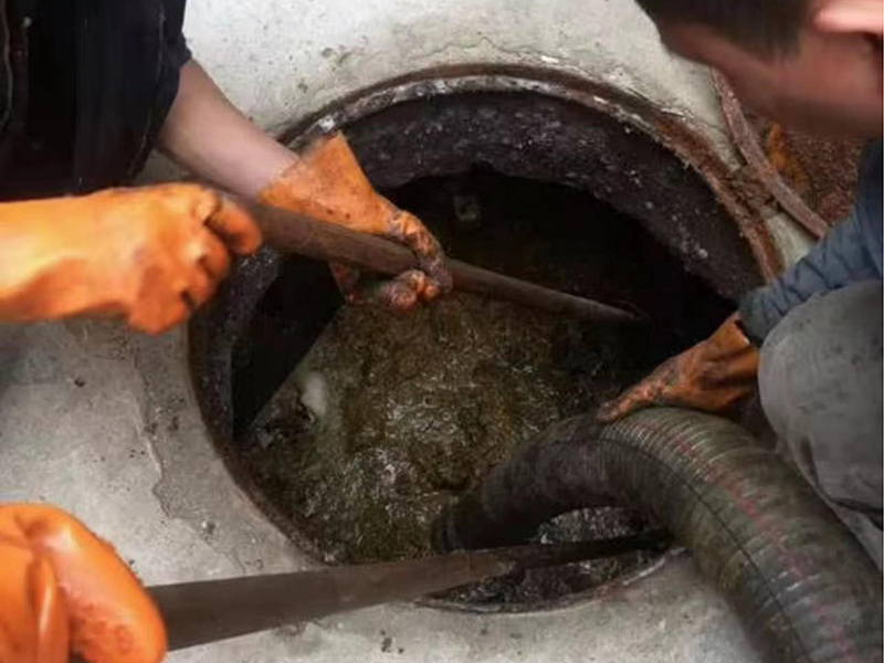 齐干却勒街道清理化粪池时如何避免沼气的危害？